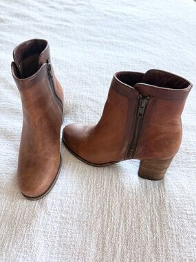 Frye Size 8 Brown Leather Ankle Boots